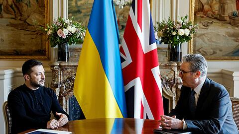 Großbritannien will Truppen zur Absicherung eines Friedens in die Ukraine schicken.