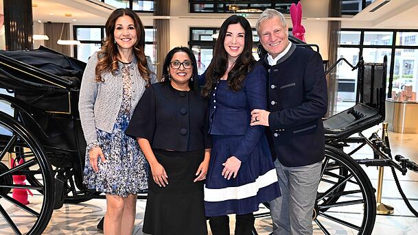 Karen Webb, Alexandra Polzin und Gerhard Leinauer mit Hoteldirektorin Razana Dürr-Mohideen. Karen Webb, Alexandra Polzin und Gerhard Leinauer mit Hoteldirektorin Razana Dürr-Mohideen.