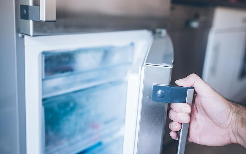 Bei der Nutzung von Sekundenkleber landet schnell mal ein Tr&ouml;pfchen auf der Kleidung. Auch hier hilft Aceton - oder alternativ der Gefrierschrank: K&auml;lte sorgt daf&uuml;r, dass sich der Kleber zusammenzieht, spr&ouml;de wird und schlie&szlig;lich abplatzt. Nach mehreren Stunden im Tiefk&uuml;hler lassen sich dann die Reste vom betroffenen Textil in Seifenwasser abrubbeln.
