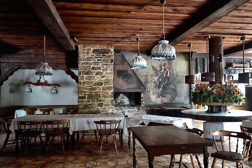 Ein verlassenes Landhotel in Bayern, das wohl auf einer alten Mühle gebaut wurde. Obwohl es aufgegeben wurde, ist es noch in gutem Zustand. Ein verlassenes Landhotel in Bayern, das wohl auf einer alten Mühle gebaut wurde. Obwohl es aufgegeben wurde, ist es noch in gutem Zustand.