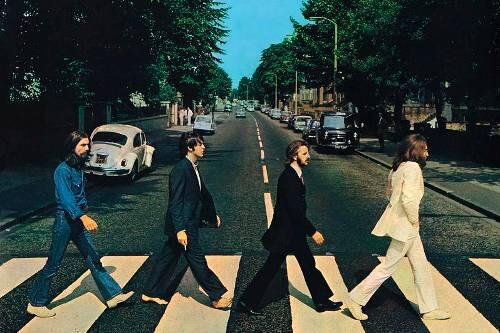 Das Original: John, Ringo, Paul und George (v.r.) überqueren die Abbey Road. Das Cover löste viele Spekulationen um einen angeblichen Tod von Paul McCartney aus.
