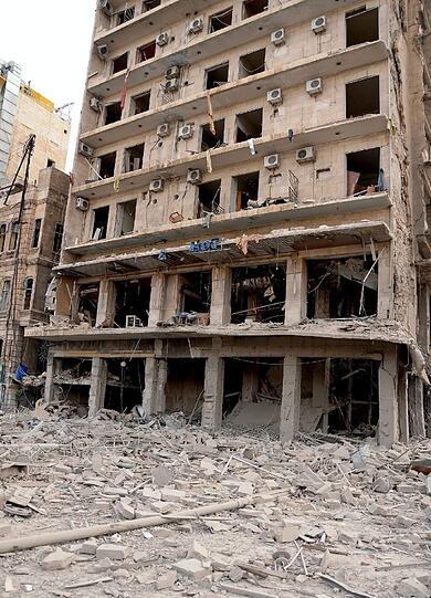 Sicherheitskräfte untersuchen den Anschlagsort in Aleppo