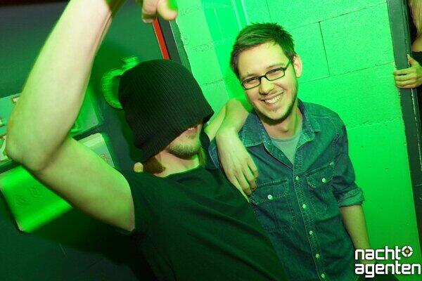DJane. Jung. Attraktiv. Simina Grigoriu heizte dem Partyvolk am Samstag im Harry Klein ein. Weitere Bilder von dieser Party auf: www.nachtagenten.de