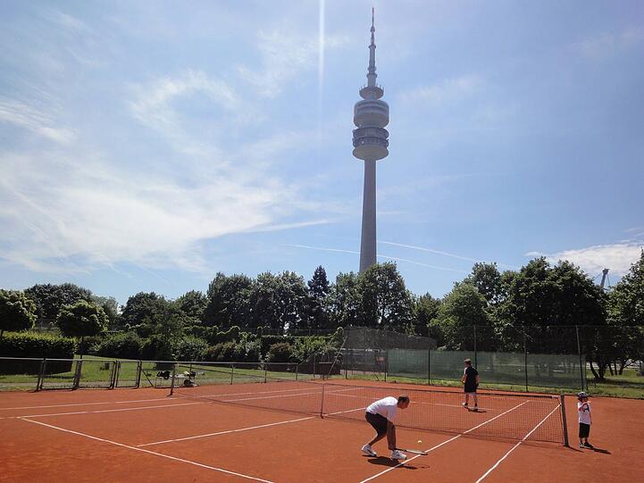 Auf der ZHS-Tennisanlage stehen den Spielern nicht nur sehr gute Plätze zur Verfügung, sie können auch einen grandiosen Ausblick aufs Olympiastadion genießen.