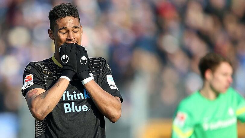 Verzweifelt: Rubin Okotie scheiterte mit seinem Elfmeter am Darmstädter Keeper. Verzweifelt: Rubin Okotie scheiterte mit seinem Elfmeter am Darmstädter Keeper.
