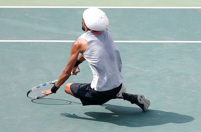 Olympia-Aus für Dustin Brown. Der Deutsche bleibt mit dem linken Fuß am Boden hängen und knickt um.