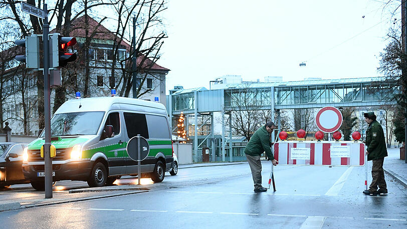 Evakuierungen in Augsburg: Polizisten errichten eine Straßensperre.