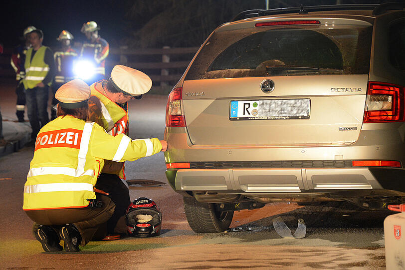 Der 18-Jährige rutschte unter das entgegenkommende Auto. Mit schwersten Verletzungen kam er ins Krankenhaus - kurze Zeit später starb er.