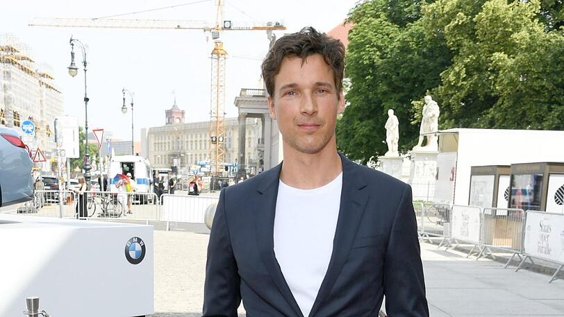 Florian David Fitz und sein Hund Elmo sind ein Herz und eine Seele.