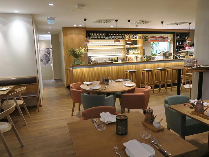 Im La Trattoria in Sendling dominieren Holz und warme Farben.