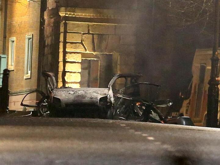 Nach dem Zwischenfall begann die Polizei mit der Räumung umliegender Gebäude, da den Beamten ein zweites Auto verdächtig vorkam.