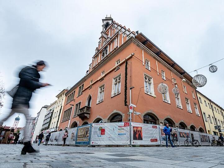 Das ausgebrannte historische Rathaus von Straubing. Foto: Armin Weigel/dpa