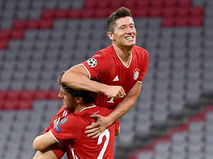 Robert Lewandowski (oben) jubelt nach seinem Treffer zum 4:1 mit Alvaro Odriozola. Foto: Sven Hoppe/dpa/Archivbild