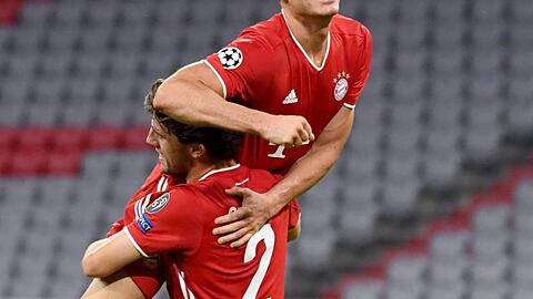 Robert Lewandowski (oben) jubelt nach seinem Treffer zum 4:1 mit Alvaro Odriozola. Foto: Sven Hoppe/dpa/Archivbild