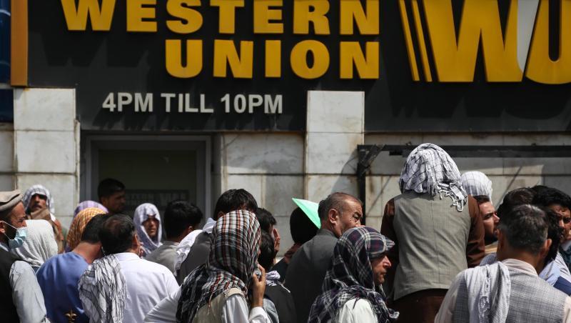 Menschen drängen sich vor einer Bank in Kabul.