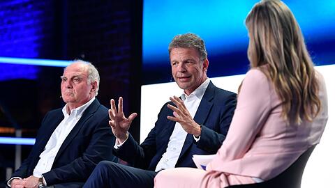 Uli Hoeneß (l) und Christian Sewing nehmen beim Zukunftskongress "#neuland" an einer Diskussion teil.