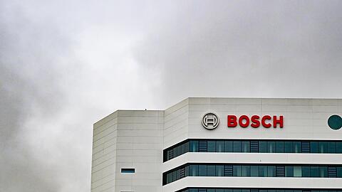 Autozulieferer Bosch will weitere Stellen abbauen. (Archivbild)