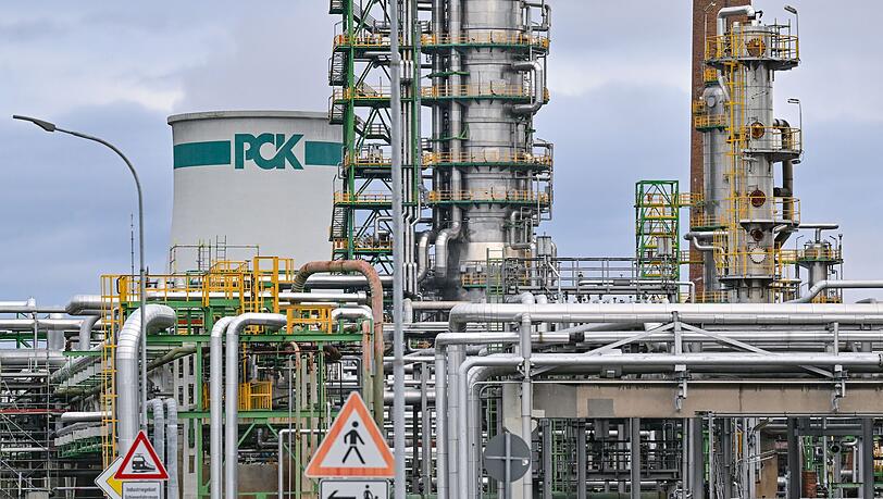 Deutsche Rosneft-Beteiligungen wie die PCK-Raffinerie dürften nach Einschätzung der Regierung nicht unter die Sanktionen fallen. (Archivbild) Deutsche Rosneft-Beteiligungen wie die PCK-Raffinerie dürften nach Einschätzung der Regierung nicht unter die Sanktionen fallen. (Archivbild)