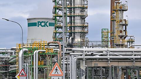 Deutsche Rosneft-Beteiligungen wie die PCK-Raffinerie dürften nach Einschätzung der Regierung nicht unter die Sanktionen fallen. (Archivbild)