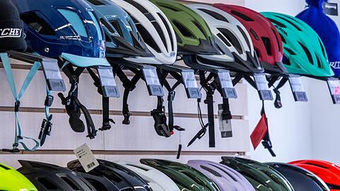 Nicht alle tragen einen Fahrradhelm, viele w&uuml;nschen sich aber eine Helmpflicht. (Symbolbild)