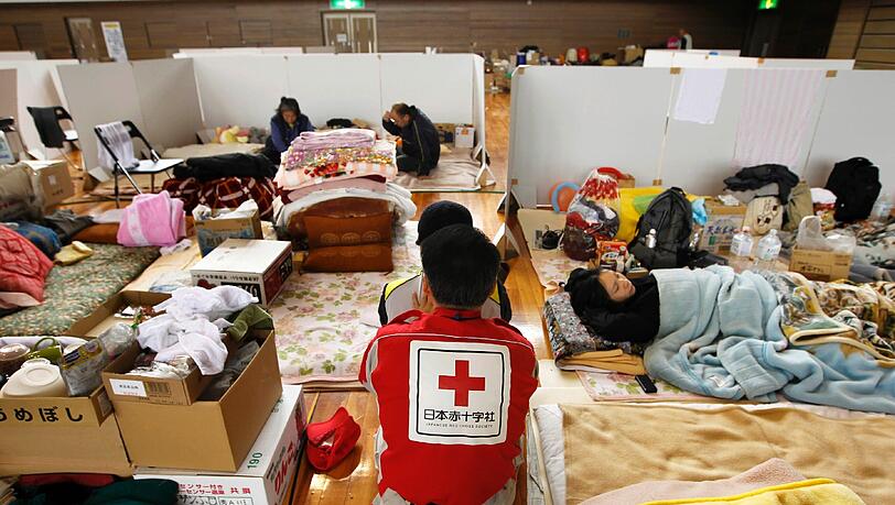 In solch engen Auffanglagern leben viele Japaner derzeit. Sie können nicht zurück in ihre Heimatstädte. In solch engen Auffanglagern leben viele Japaner derzeit. Sie können nicht zurück in ihre Heimatstädte.