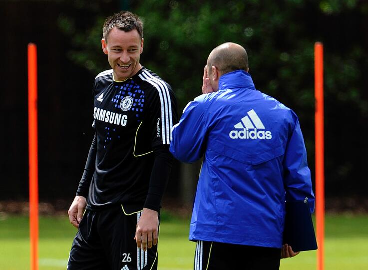John Terry witzelt mit seinem Trainer - im Finale wird der Kapitän gesperrt sein.