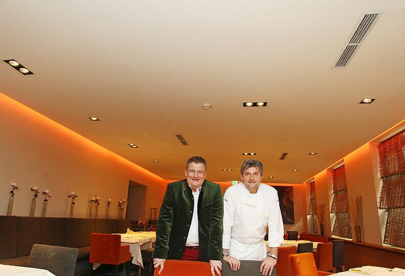 Vereint unter der neuen Decke: Stefan Grosse und Hans Jörg Bachmeier (r.) haben den &bdquo;Blauen Bock&ldquo; nach vier Monaten Zwangspause wiedereröffnet.