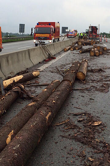 Auf der A8 ist am Montag ein Holzlaster umgekippt. Die autobahn war in beide Richtungen gesperrt.