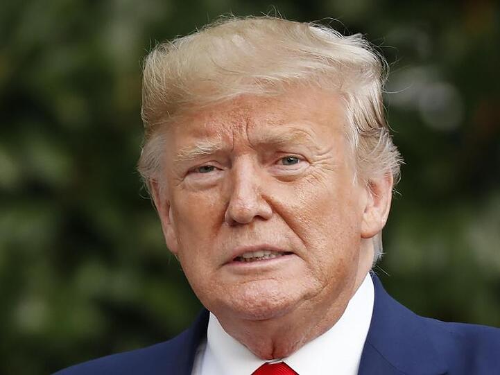 Donald Trump auf dem Südrasen des Weißen Hauses im Gespräch mit Journalisten.