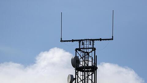 Ein Mobilfunkmast steht an der Autobahn A9. Foto: Jan Woitas/Archiv