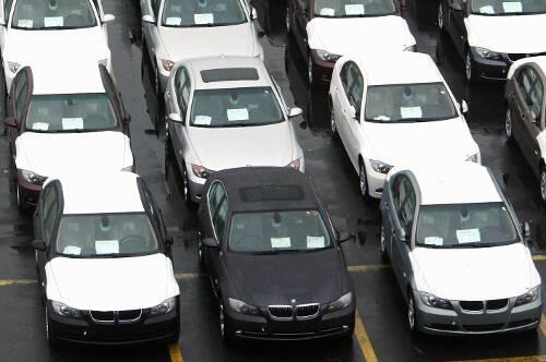 BMWs warten auf die Verschiffung: Die Krisenstimmung hält die Kunden vom Kauf ab.