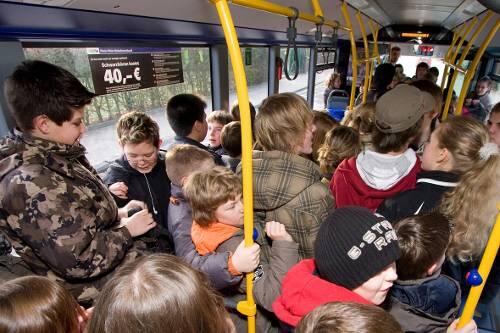 Von einem Sitzplatz auf dem Weg zur Schule können nach Erkenntnissen des ADAC viele Schüler nur träumen.