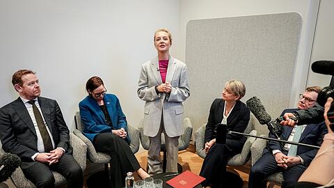 Bei einem gemeinsamen Auftritt am Rande der M&uuml;nchner Sicherheitskonferenz pr&auml;sentieren Au&szlig;enminister Johann Wadephul und mehrere Kolleginnen und Kollegen gemeinsam mit Nawalny-Witwe Julia neue Erkenntnis zum Tod des Kremlkritikers
