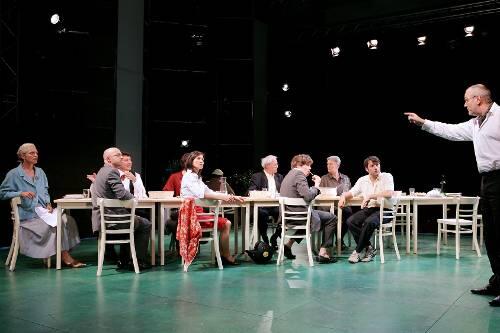 Ehekrieg am langen Tisch: Klaus Kusenbergs Inszenierung von De Filippos Komödie &bdquo;Samstag, Sonntag, Montag&ldquo; hat am 13. Juni Premiere.