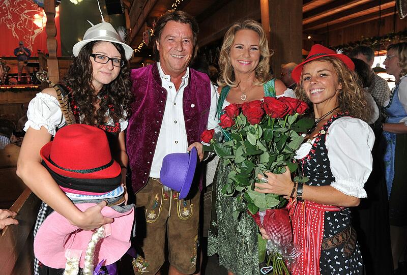 Promis feiern bei der Radio-Gong-Party auf der Wiesn im Weinzelt. Die Bilder
