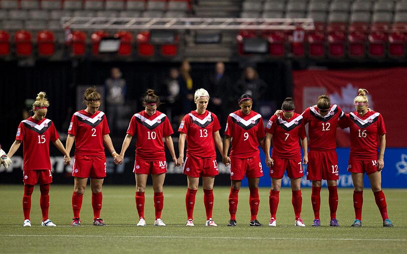 Kanada trauert: Auch die Frauen-Fußball-Nationalmannschaft legte vor ihrem CONCACAF-Spiel gegen Haiti eine Schweigeminute ein.
