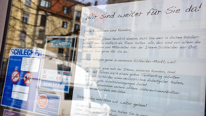 Einige betroffene Schlecker-Läden hatten schon in den vergangenen Tagen zugemacht. Heute werden auch die letzten der 2200 auf der Streichliste stehenden Filialen endgültig geschlossen. 11 000 Schlecker-Beschäftigte blicken in eine ungewisse Zukunft.