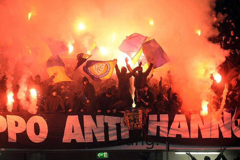 Es war nur ein Fußballspiel, sah aber aus wie im Bürgerkrieg. Beim Derby Hannover - Braunschweig kamen es zu üblen Exzessen.