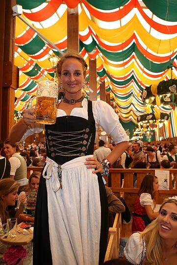 Lara Joy Körner im Schützenzelt