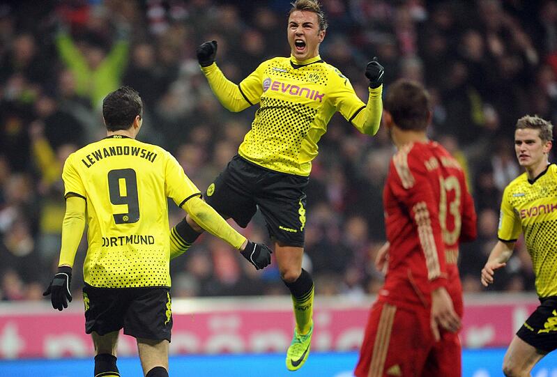 19. November 2011: FC Bayern München - Borussia Dortmund 0:1

Als "Hort der Glückseligkeit" preist Präsident Hoeneß seinen FCB auf der Jahreshauptversammlung. Am Tag darauf schlägt Dortmund zu. In einem Duell auf Augenhöhe ist Jungstar Mario Götze der Matchwinner gegen den FCB, der zuvor in fünf Heimspielen 23 Tore erzielt hatte.