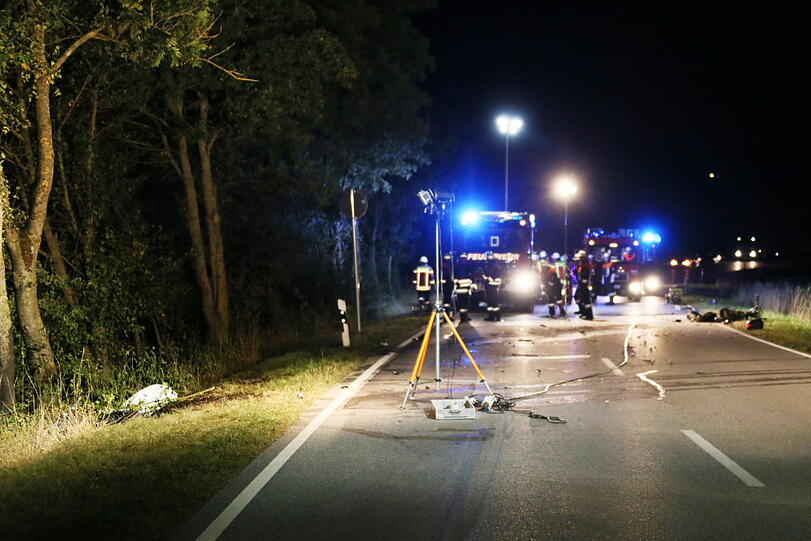 Zwei Motorradfahrer sind am Mittwochabend nach einem Zusammenprall auf der B299 gestorben.