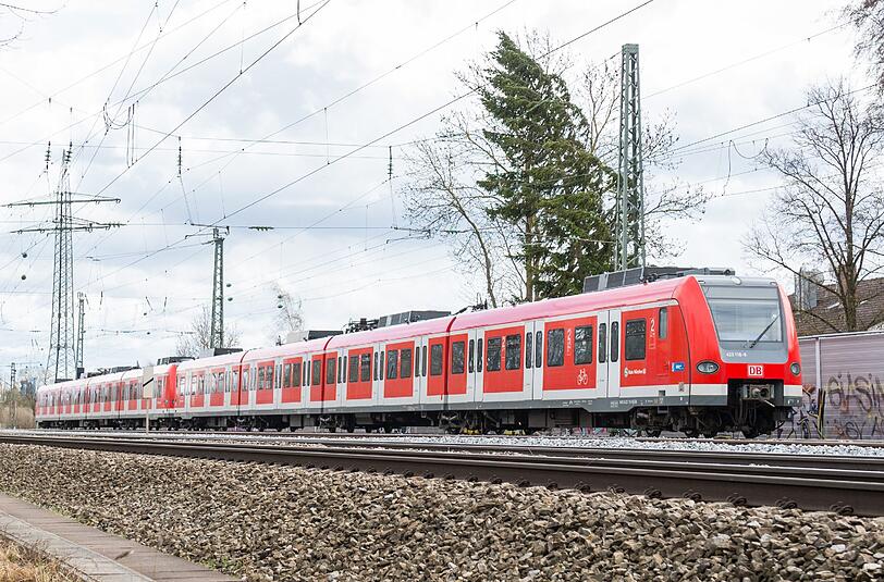 Die S-Bahn erwischte den 17-Jährigen. Wie durch ein Wunde blieb der unverletzt.