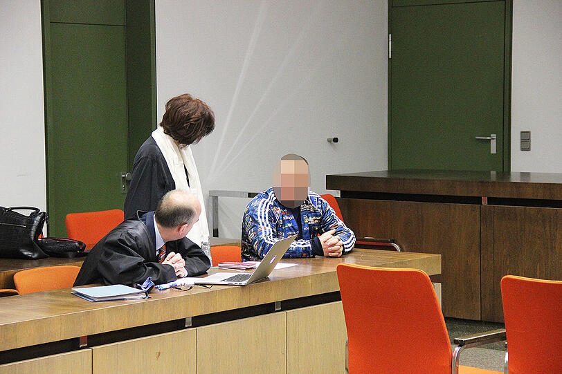 Auf der Anklagebank: Tresorknacker Gabriel D. mit Anwalt und Dolmetscherin.