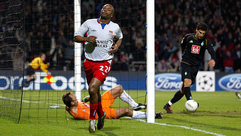 Die Torfolge am 8. März 2005: 1:0 Wiltord (8. - im Bild), 2:0 Essien (17.), 3:0 Essien (30.), 3:1 Micoud (32.), 4:1 Wiltord (55.), 4:2 Ismael (57. Foulelfmeter), 5:2 Malouda (60.), 6:2 Wiltord (64.), 7:2 Berthod (80., Foulelfmeter)