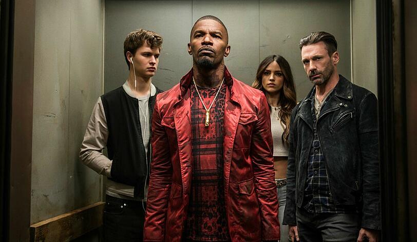 Von links: Baby (Ansel Elgort), Bats (Jamie Foxx), Darling (Eiza González) und Buddy (Jon Hamm) bereiten sich auf ihren Coup vor.