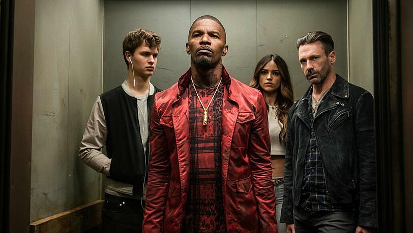 Von links: Baby (Ansel Elgort), Bats (Jamie Foxx), Darling (Eiza González) und Buddy (Jon Hamm) bereiten sich auf ihren Coup vor.