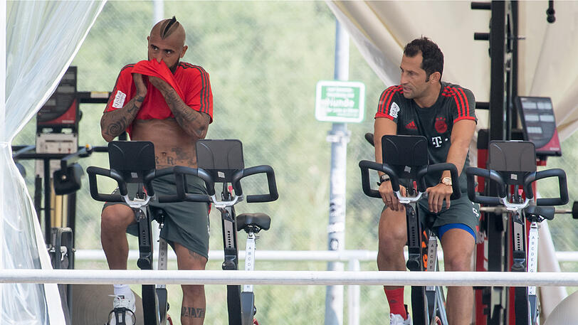 Arturo Vidal (l.) am Freitag auf dem Ergometer neben Hasan Salihamidzic.