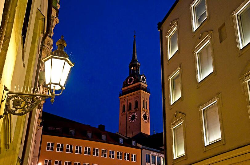 Der Marienplatz  zur Blauen Stunde, endlich ohne störende Gerüste und mit freiem Blick auf den Alten Peter.
