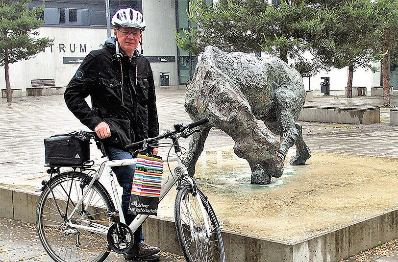 Stadtteilhistoriker Klaus Mei vor dem Kulturzentrum im Hasenbergl.
