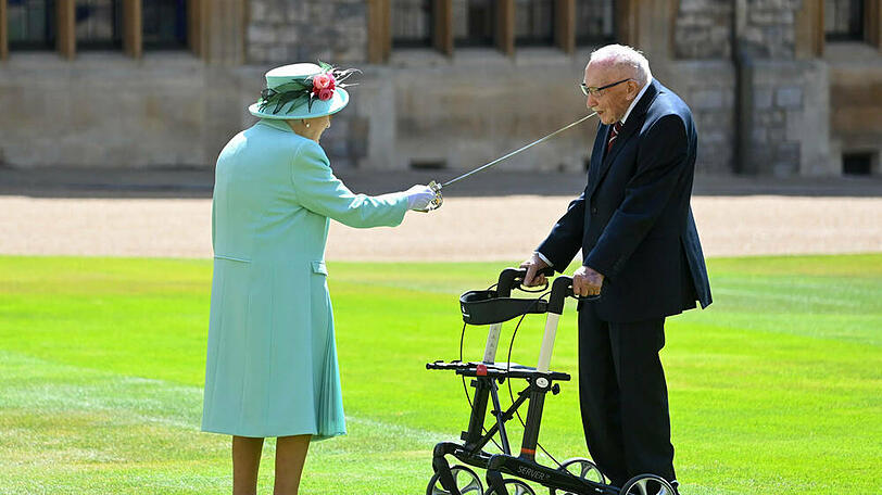 Fast 200 Jahre Lebenserfahrung auf einem Bild: Queen Elizabeth II. (94) mit dem Kriegsveteran Tom Moore (100).